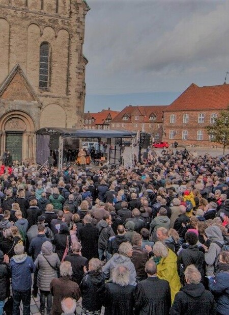 Billede af folkemængde på domkirkepladsen