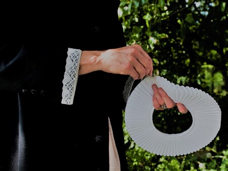 Billede af præstekrave Billede af præst med præstekrave i hænderne i naturen