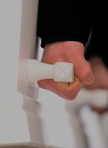 Billede af kiste Billede af hånd der bærer kiste