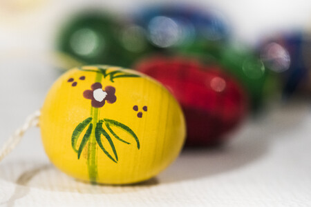 Billede af påskeæg Billede af gult malet påskeæg med blomst og kyllinger