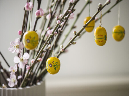 Gren med påskeæg Billede af grene pyntet med gule påskeæg